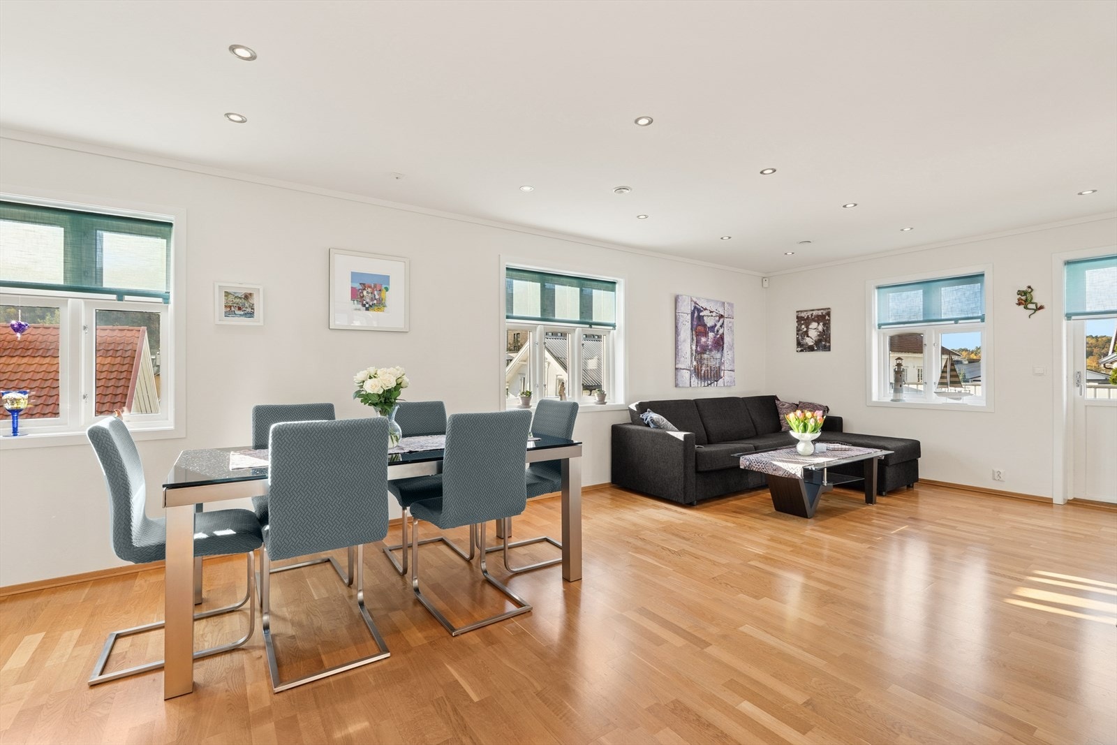 Stue og kjøkken har åpen løsning noe som gir godt naturlig lys i begge rom og flere møbleringsmuligheter. Galleribilde