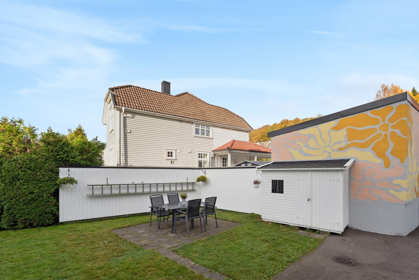 Hyggelig og skjermet uteområde hvor man kan nyte sommeren sammen med venner og familie. Galleribilde