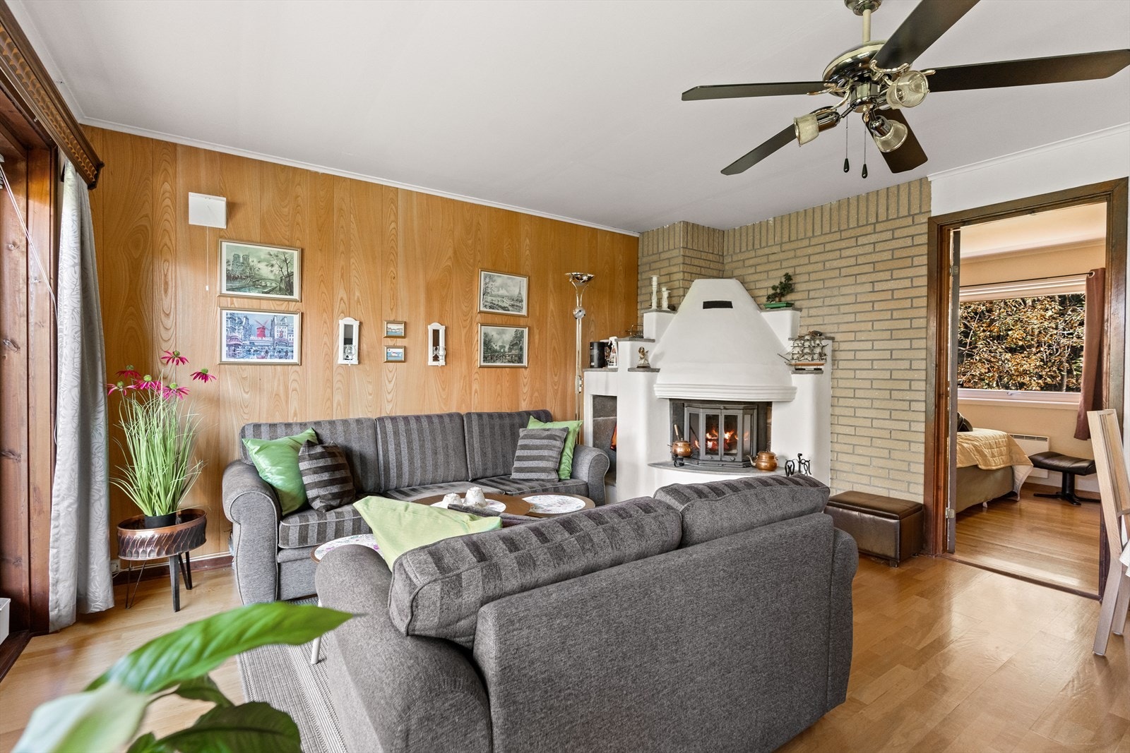 Stuen er av fin størrelse, med plass til spisebord, sofaseksjon og tv-møbel. Galleribilde