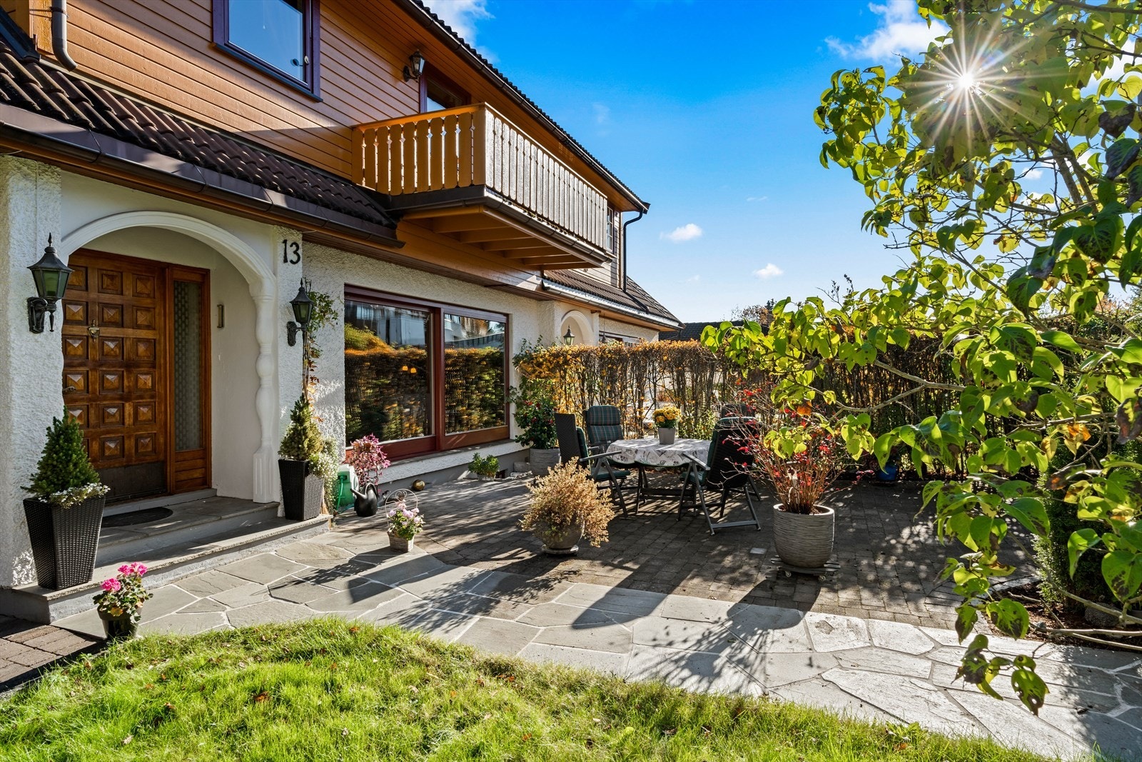 Uteplassen har fine solforhold. Galleribilde