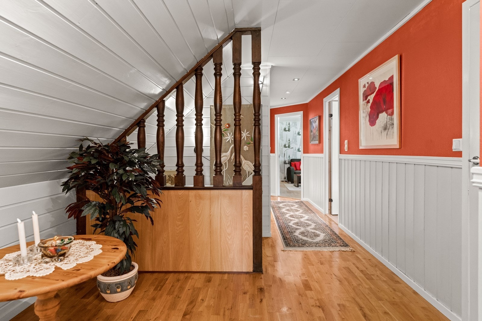 Fra trappen kommer man opp i en gang. Galleribilde