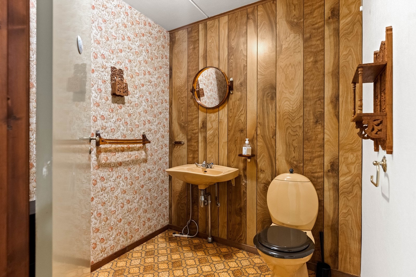 Det er inngang til et separat toalettrom, innredet med gulvstående klosett og servant. Galleribilde