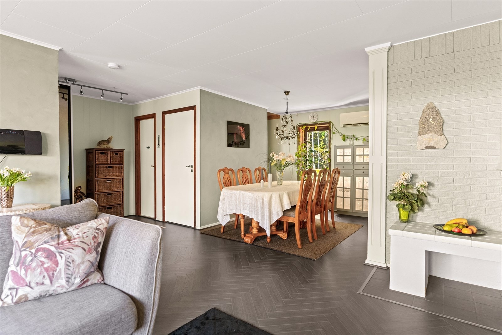 Det er inngang til et kott samt et toalettrom, samt trapp opp til 2. etasje. Galleribilde