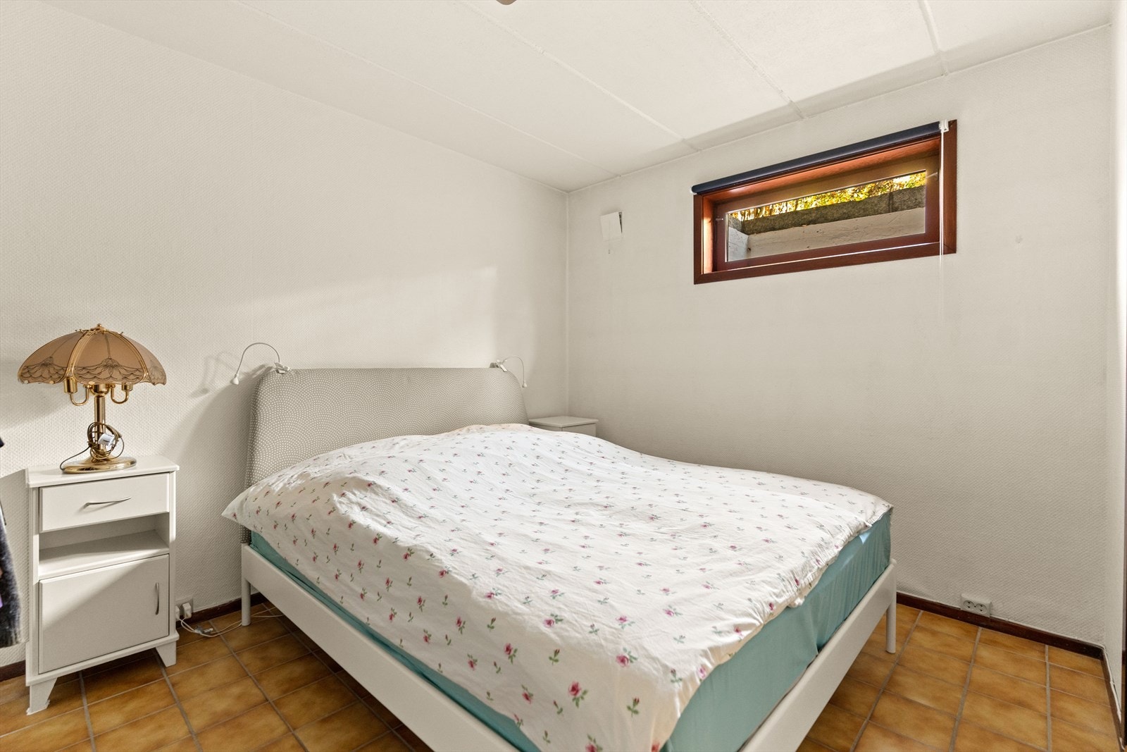 Soverom og kjøkken i underetasjen har motsatt plassering i bygget ift. byggetegning, og dagens soverom er nå der det opprinnelig er tegnet inn kjøkken. Rommet er ikke godkjent som soverom, grunnet vinduets størrelse, se punktet Ferdigattest for mer info. Galleribilde