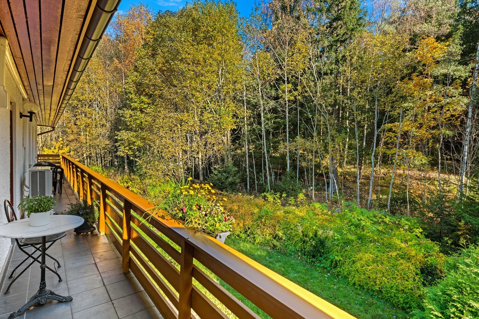 Også dette kjøkkenet har dør ut til felles balkongen på 17 m². Galleribilde