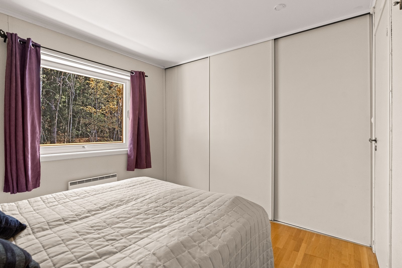 Det er montert skyvedørsgarderobe i rommet. Galleribilde