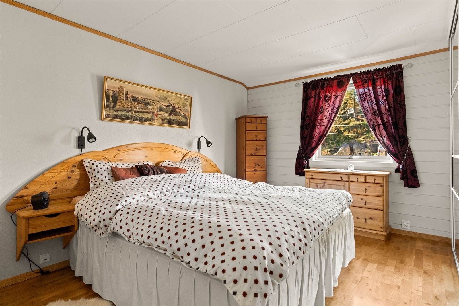 Denne delen av boligen har fire soverom. Hovedsoverommet har plass til dobbeltseng med tilhørende nattbord. Galleribilde