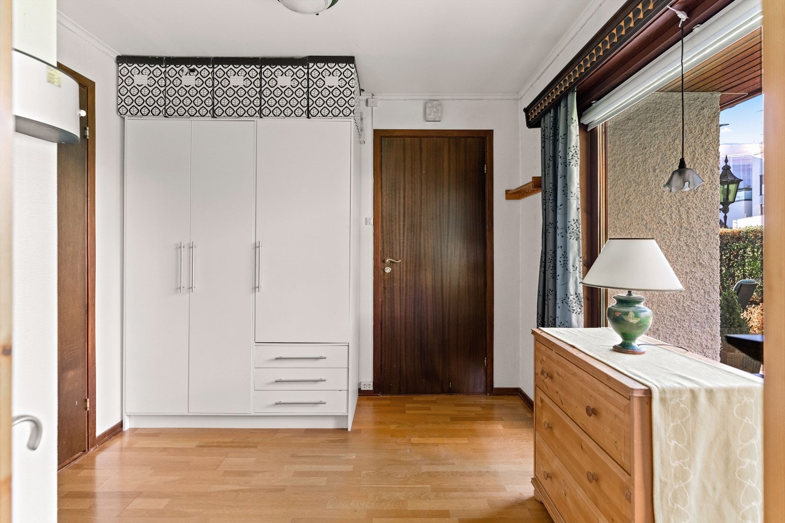 Også i denne entréen er det plass til garderobeløsning. Videre er det inngang til stuen. Galleribilde