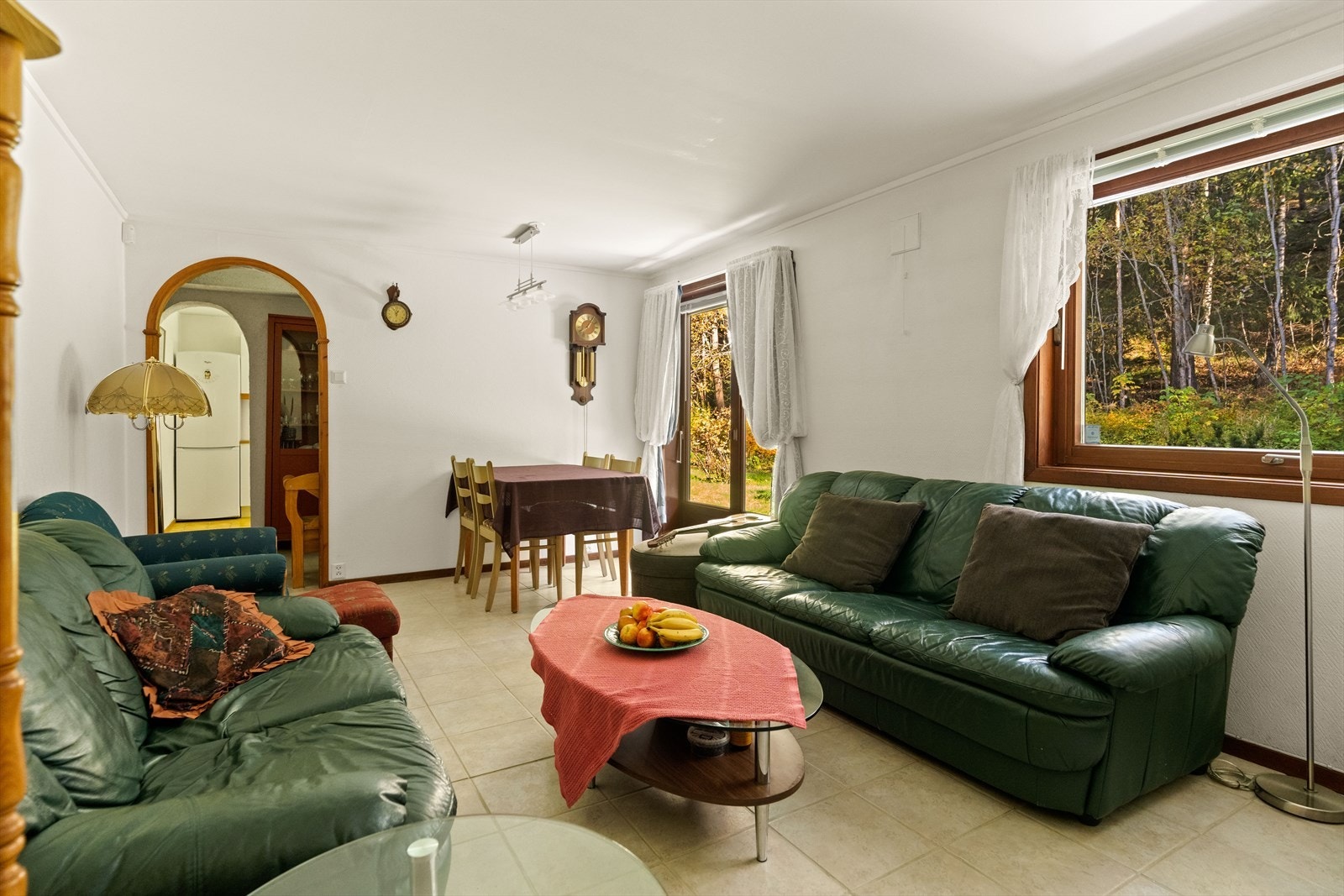 Her er det plass til sofa, tv-møbel og spisegruppe. Fra stuen er det dør ut til bakkeplan, med fint utsyn mot skogen. Galleribilde