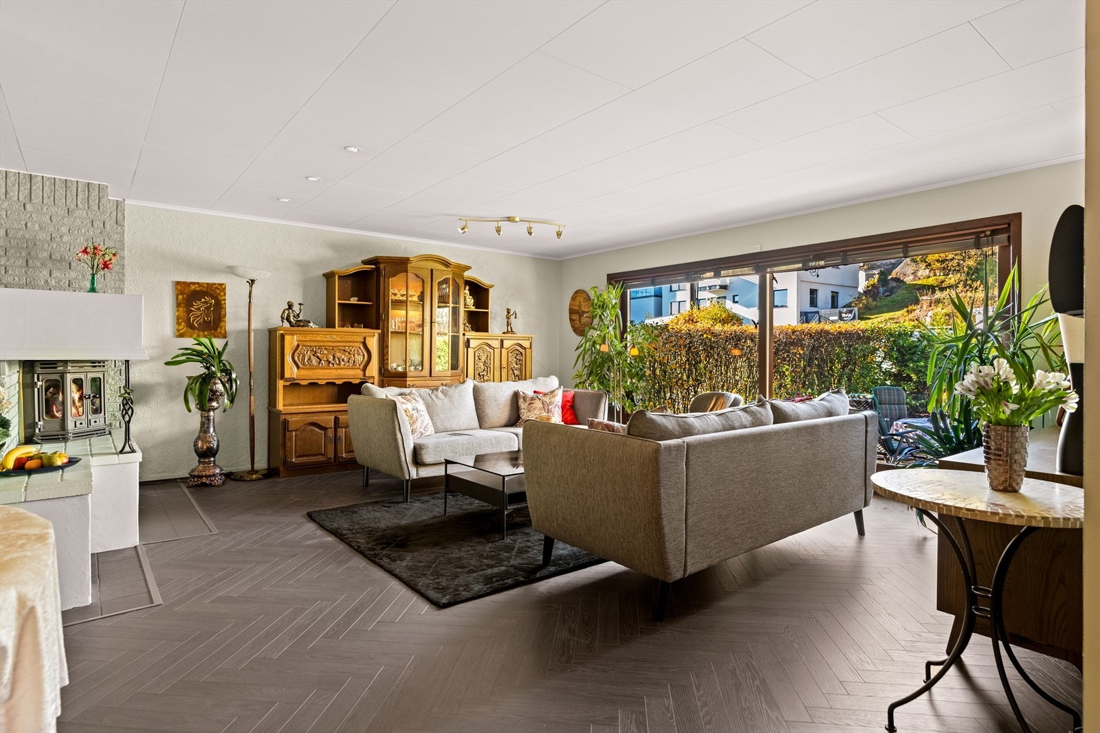 Stuen er av fin størrelse, med store vindusflater som slipper inn rikelig med naturlig lys. Galleribilde