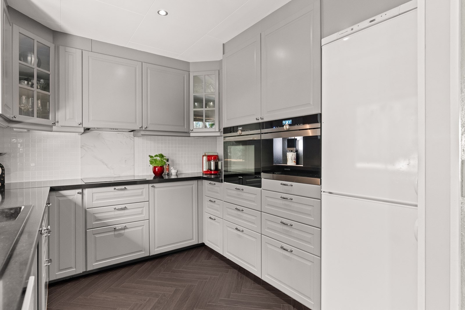 Kjøkkeninnredningen er ifølge eier fra 2018, av merket IKEA. Galleribilde