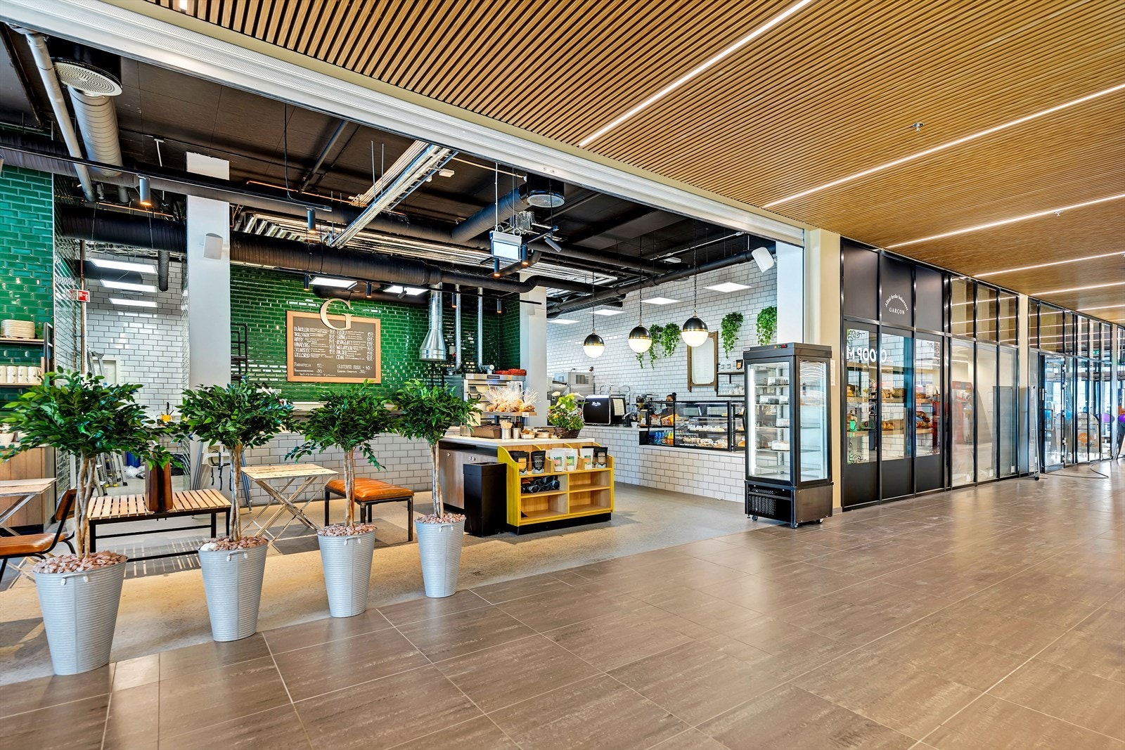 Fjellhamar Torg med spisested, Coop Mega, Apotek, legesenter m.m. Galleribilde