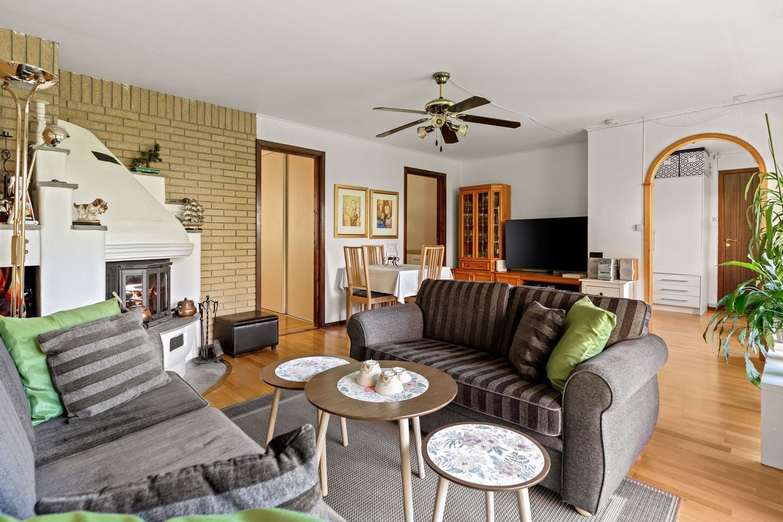 Rommet har store vindusflater og godt med lysinnslipp. Galleribilde