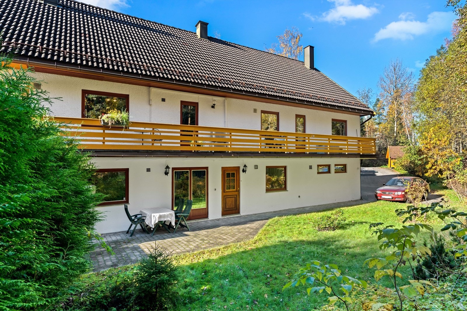 Denne leiligheten har inngang fra bakkeplan, på husets bakside. Galleribilde