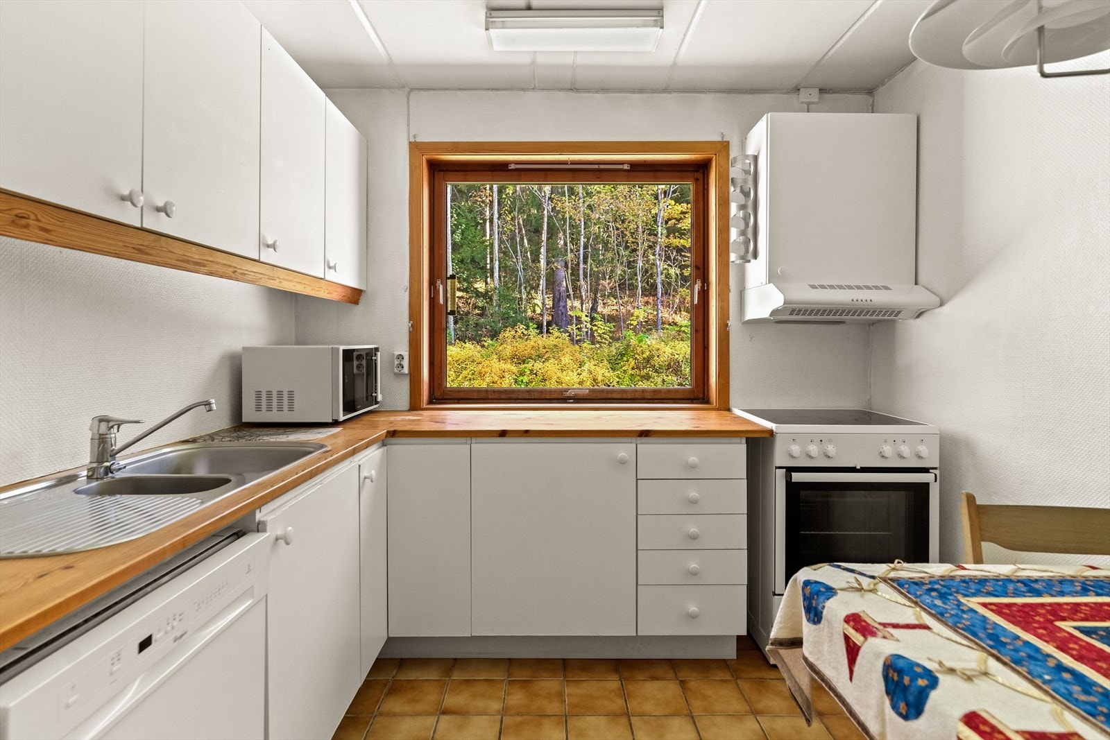 Det er plass til frittstående hvitevarer, samt opplegg for oppvaskmaskin. Kjøkkeninnredningen er ifølge eier fra 1997, fra IKEA. Galleribilde