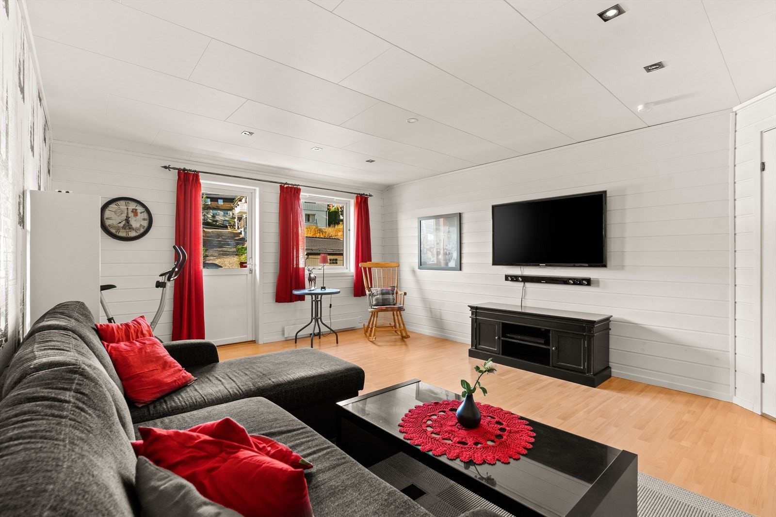 Det er utgang til en vestvendt balkong fra ett soverom i 2. etasje. Galleribilde