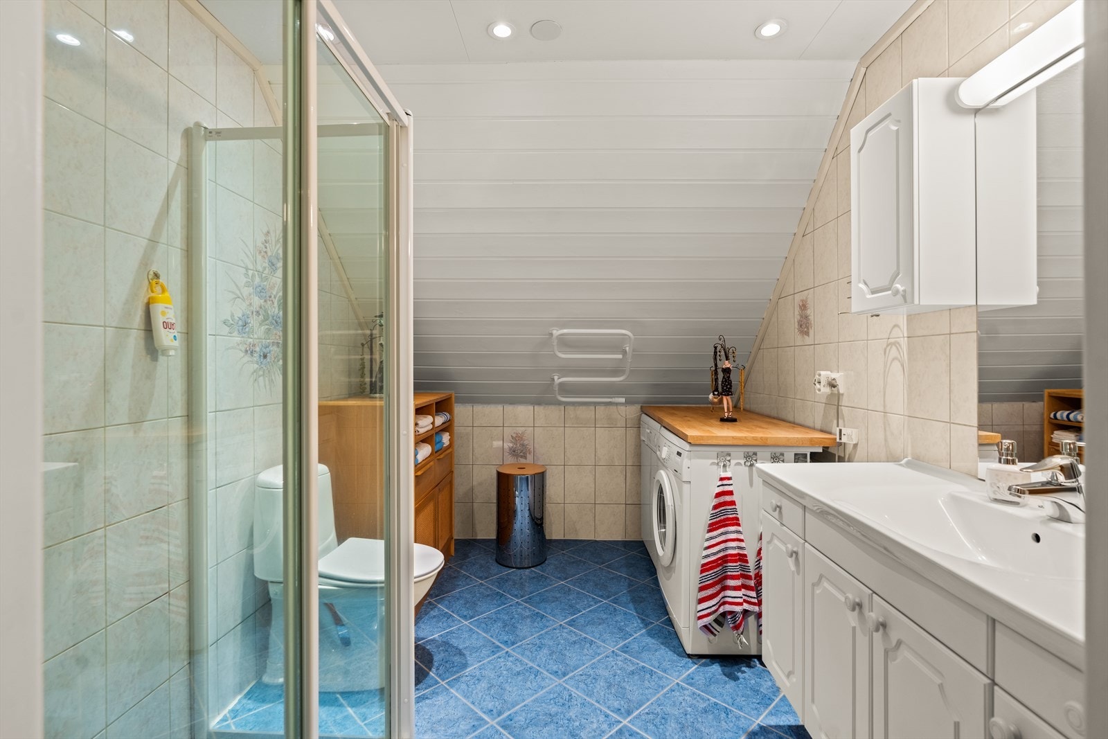 Badet er ifølge eier bygd nytt i 1997, da boligen ble utbygd. Gulv og vegger er flislagte. Galleribilde