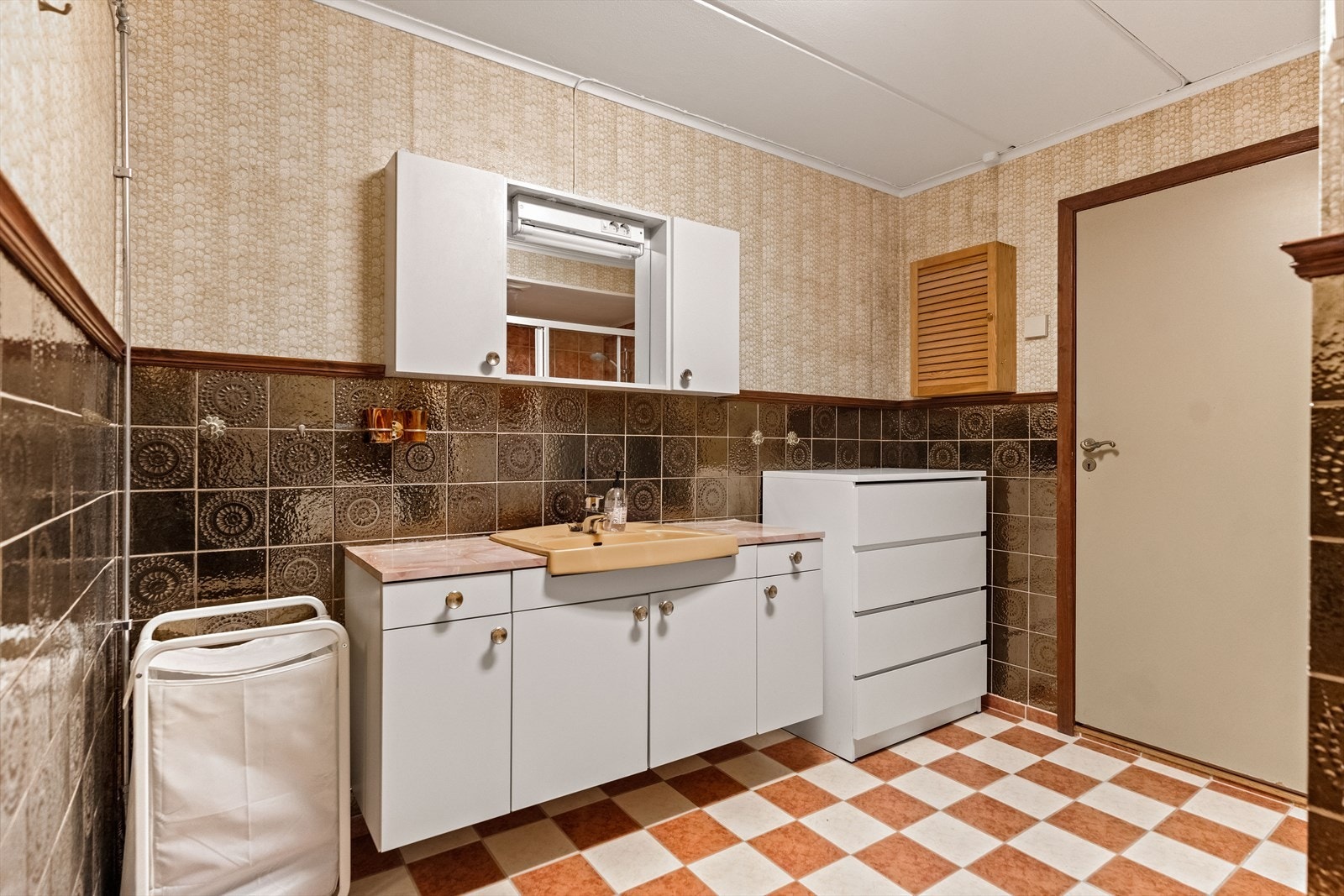 I tillegg er det opplegg for vaskemaskin. Under servanten er det benkeskap med glatte fronter. Rommet har fått TG2. Galleribilde