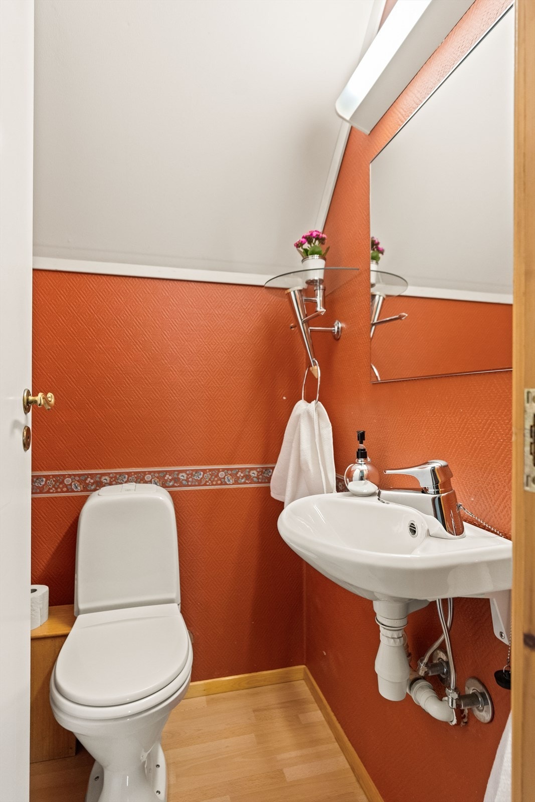 Praktisk toalettrom med gulvstående klosett og servant. Galleribilde