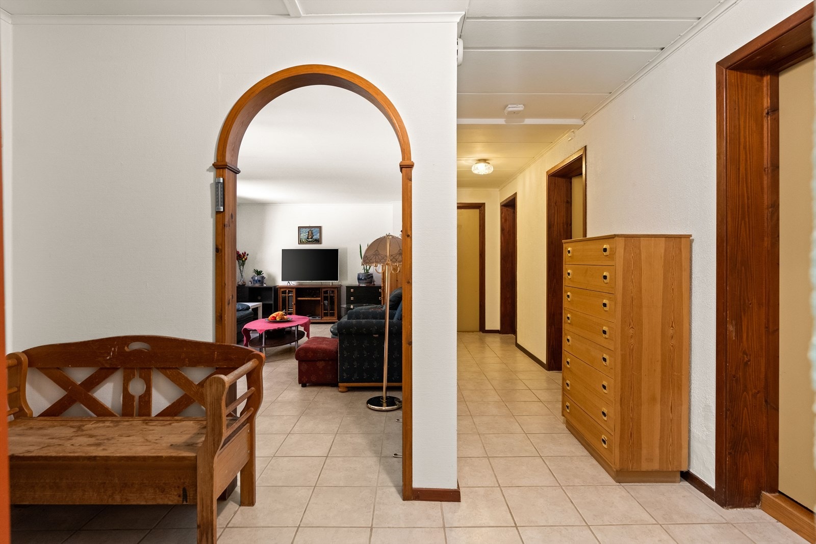 Leiligheten har flislagt gulv, med plass til knaggrekke og skoskap. Galleribilde