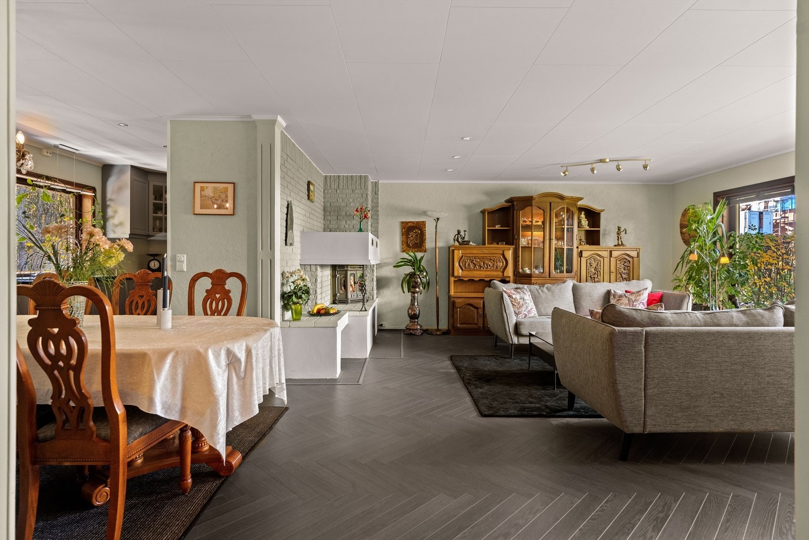 I rommet er det plass til sofaseksjon, tv-møbel og spisegruppe. Galleribilde