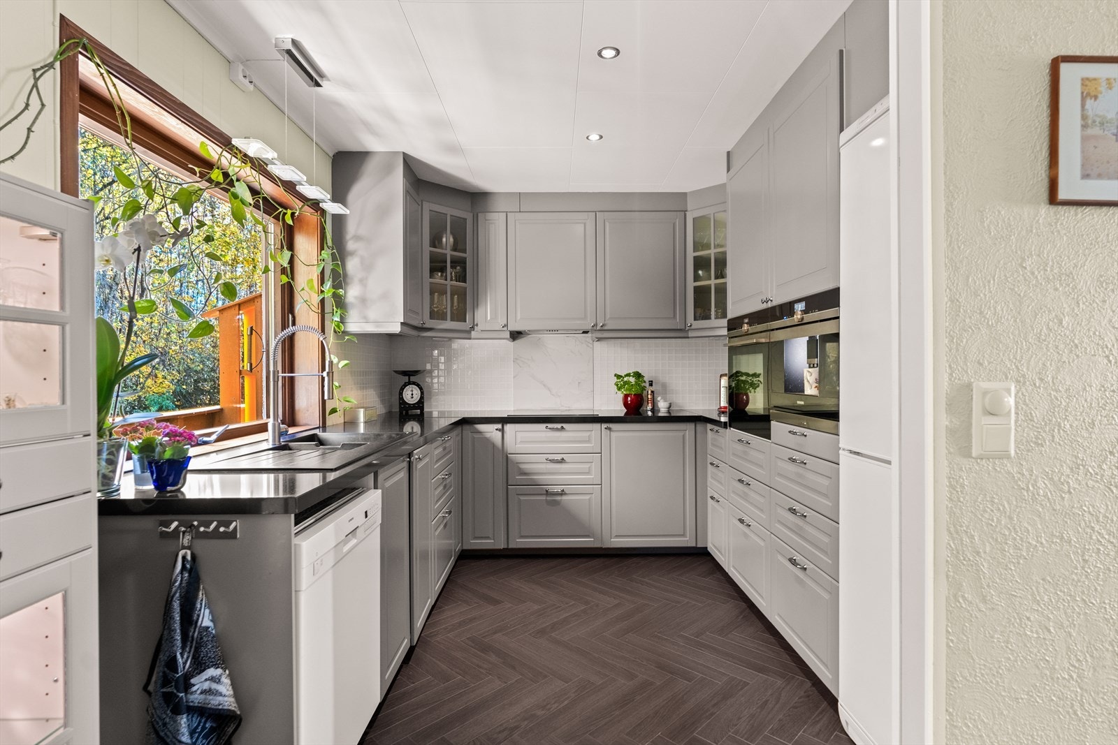 Innredningen har skap med profilerte fronter, samt benkeplate i steinkompositt med underlimt kum i plastkompositt. Galleribilde