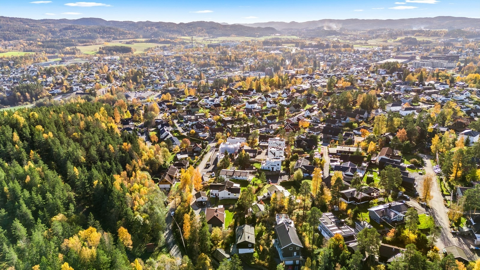 Boligen ligger i et familievennlig boligområde, med lite gjennomgangstrafikk. Galleribilde