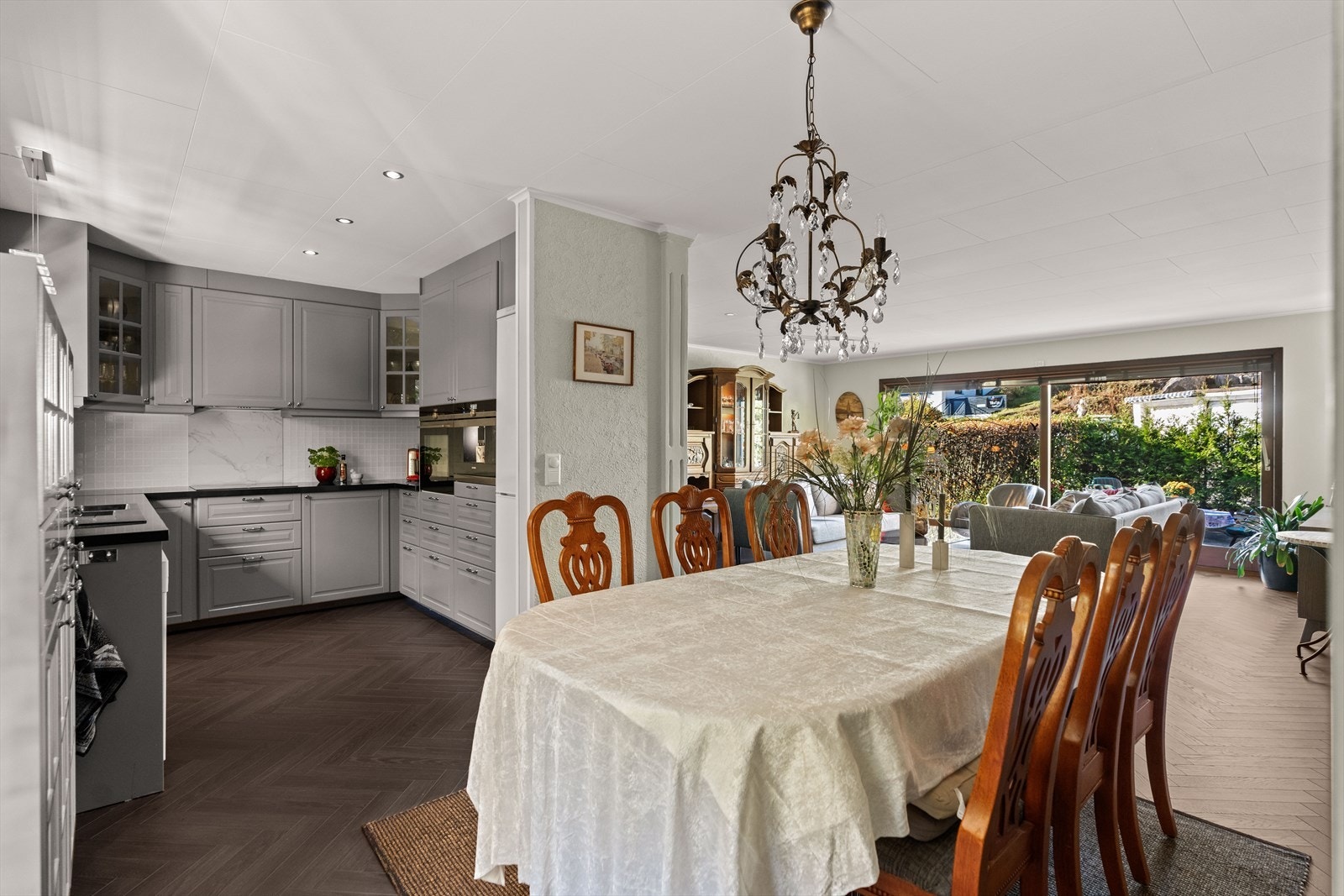 Kjøkkenet er i åpen løsning mot spisebordet, og byr på rikelig med benk-/skapplass. Galleribilde