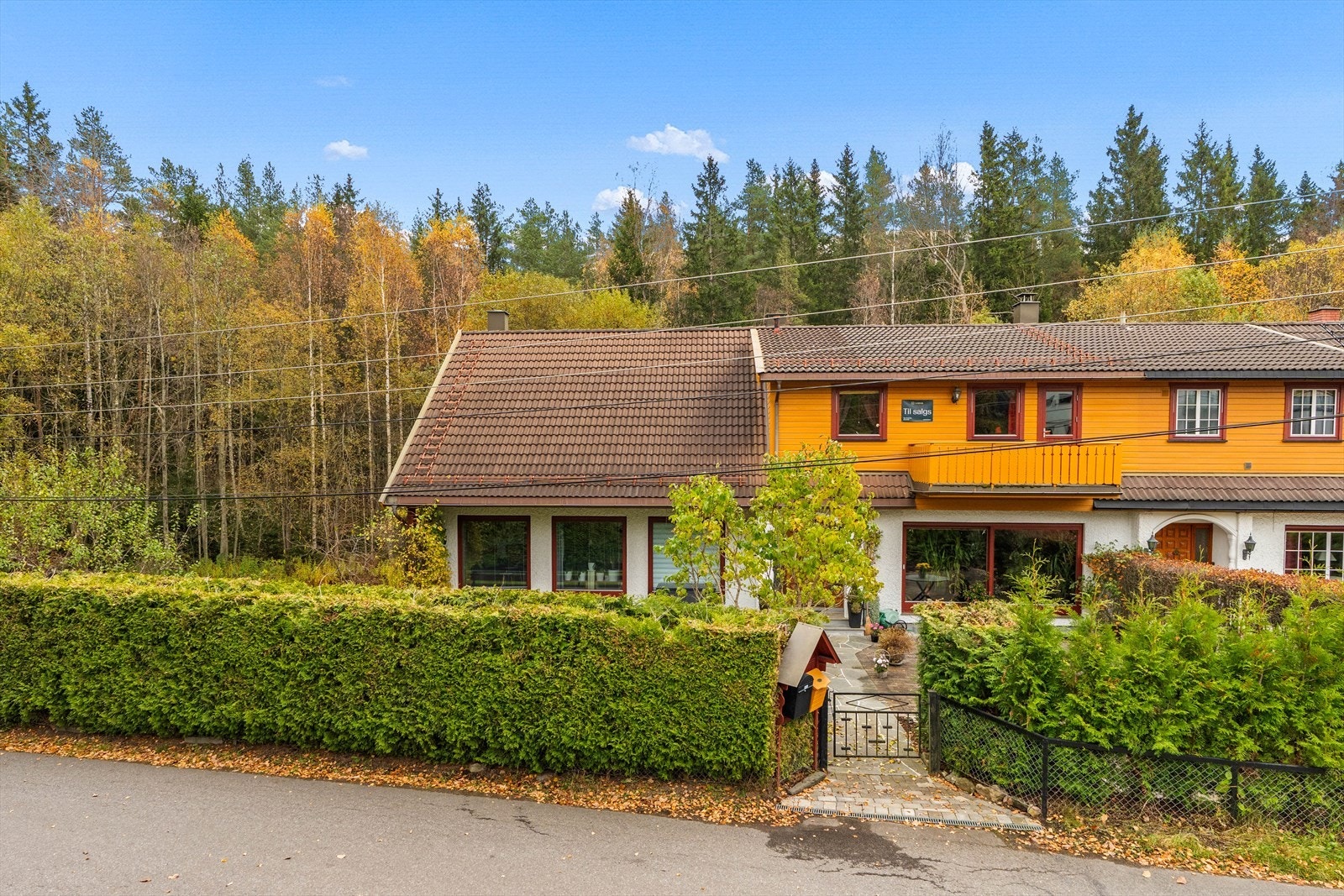 Tomten er fint skjermet med hekk og gjerder. Galleribilde