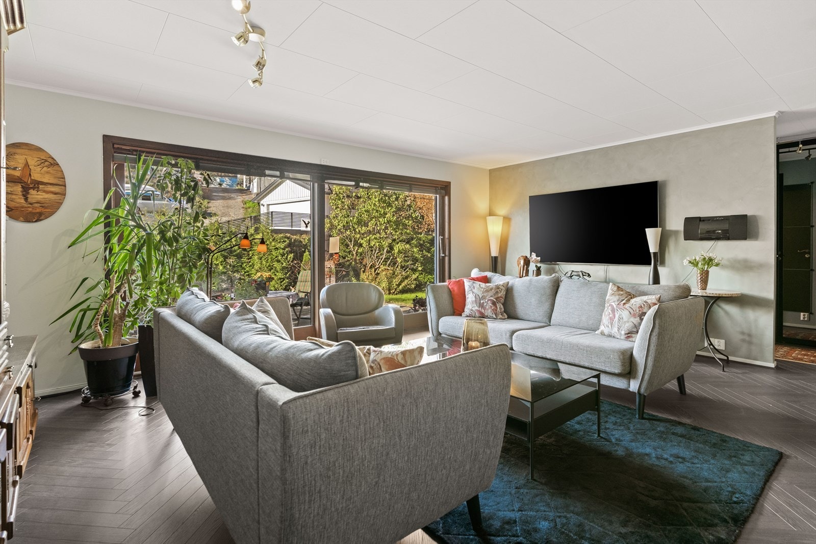 Det er også skyvedører ut til terrassen på husets framside. Galleribilde