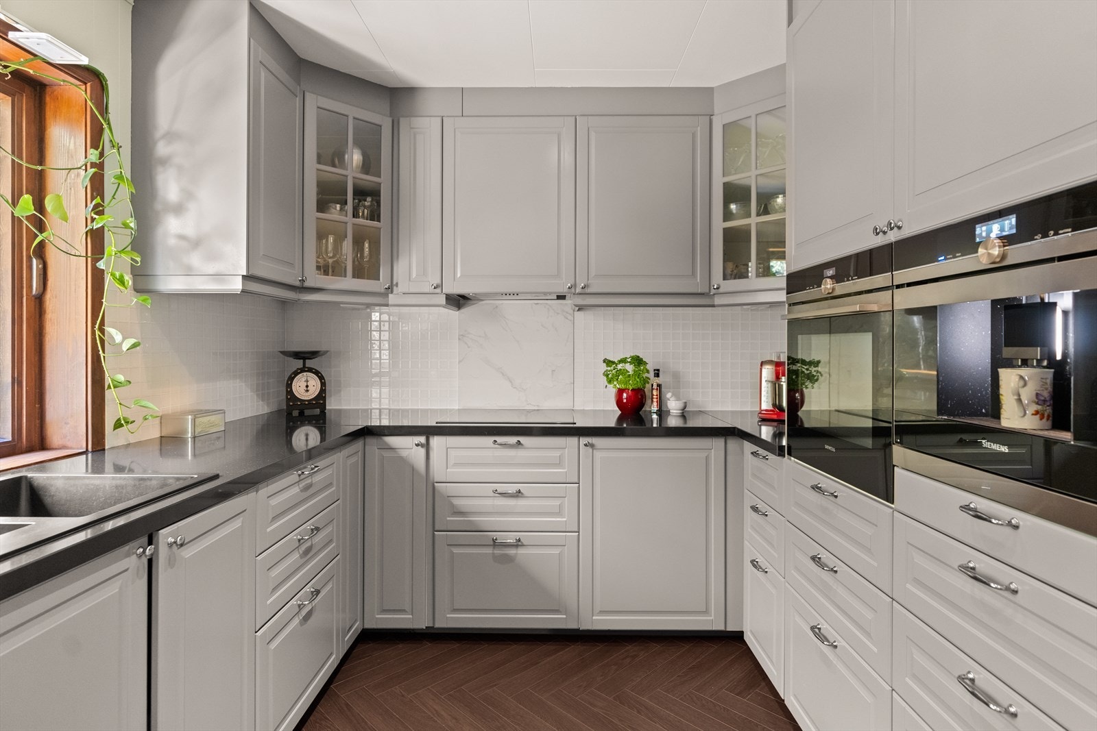 Videre er stekeovn, platetopp er kjøl/frys integrert i innredningen. Galleribilde