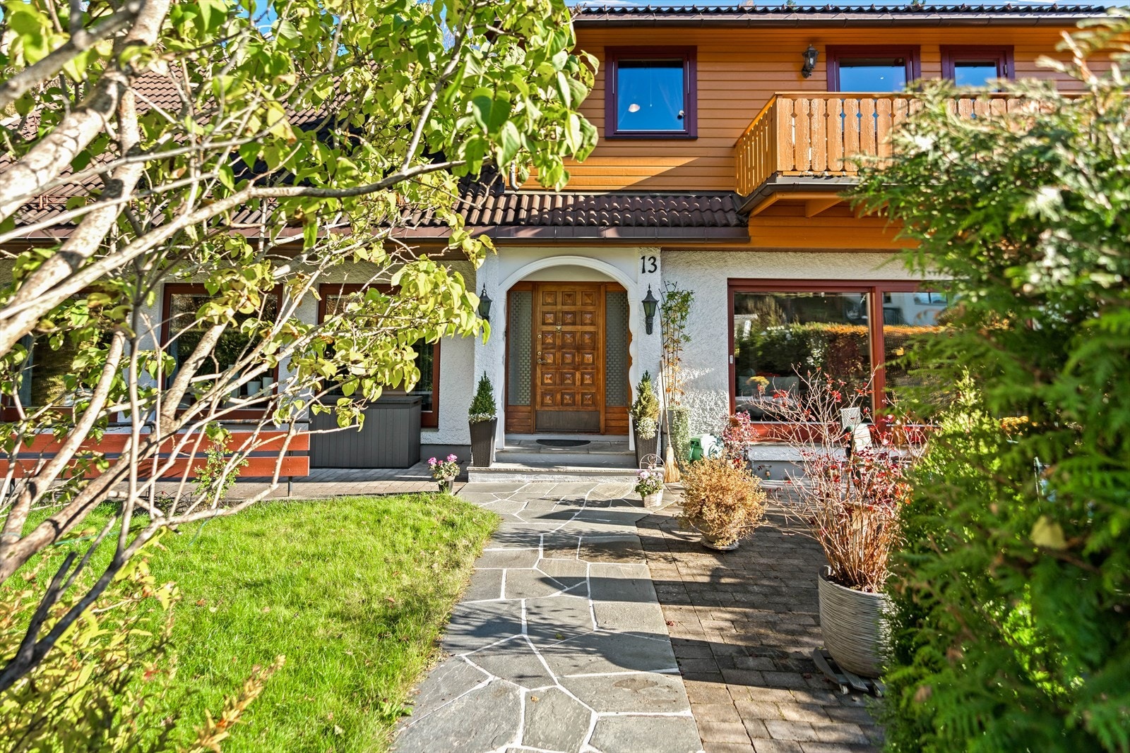 Det er etablert en fin skifer- og hellelagt adkomstterrasse. Galleribilde