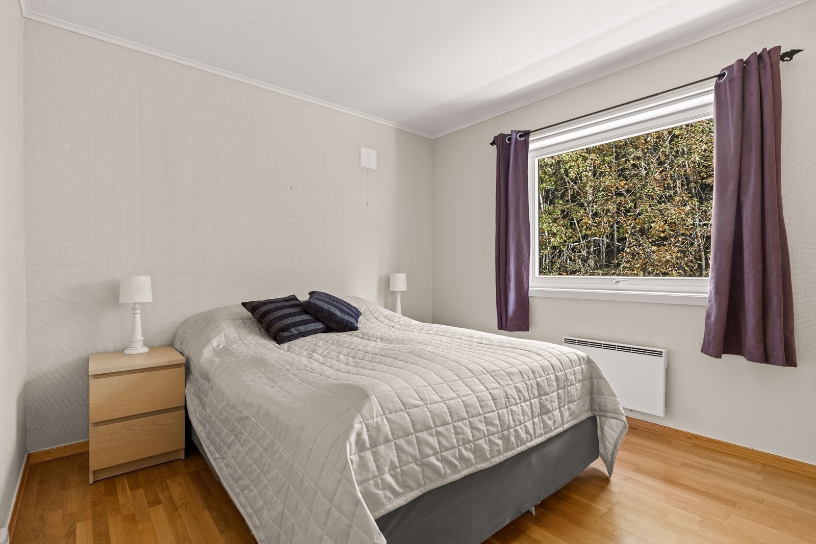 Det er inngang til et soverom fra stuen. Rommet har plass til seng, nattbord og garderobeløsning. Galleribilde