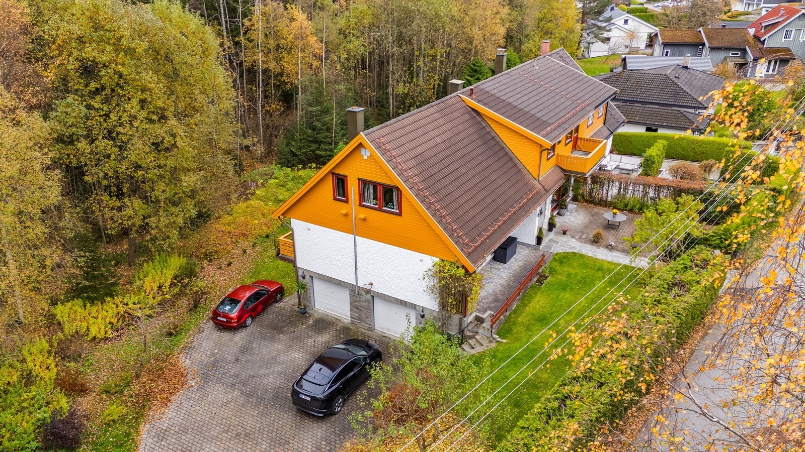 Eiendommen har en hage av god størrelse, med gressplen, busker og øvrig beplatning. Galleribilde