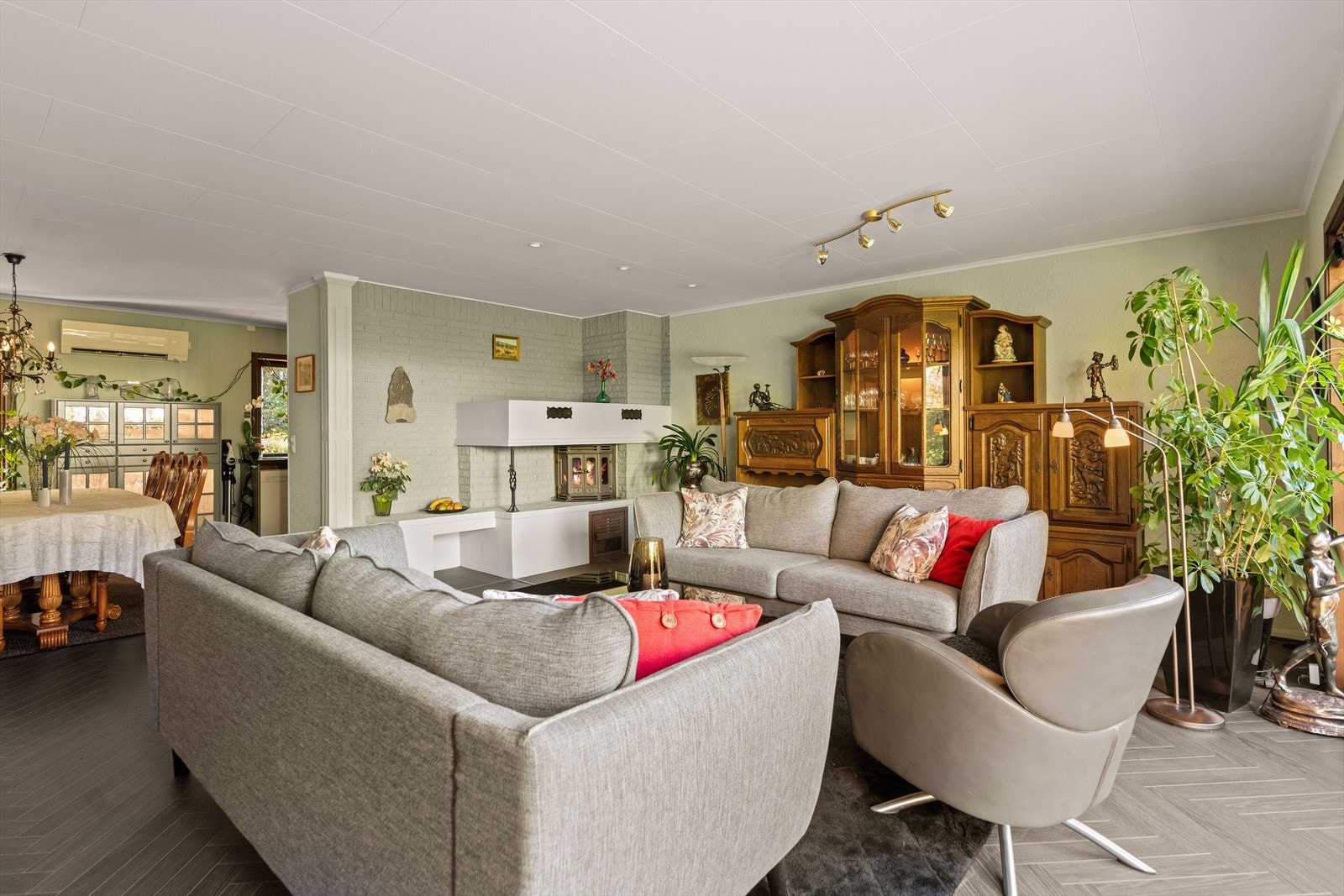 Rommet har en fin peisovn, som sikrer ekstra varme i vinterhalvåret. Galleribilde