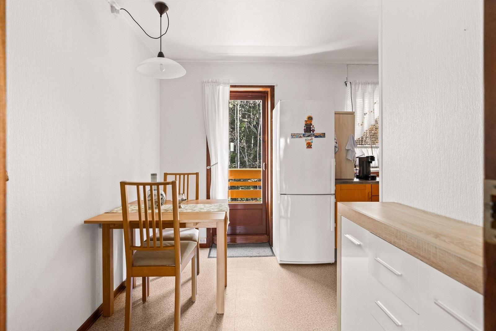 Kjøkkenet er separat, og har plass til spisebord ved balkongdøren. Galleribilde