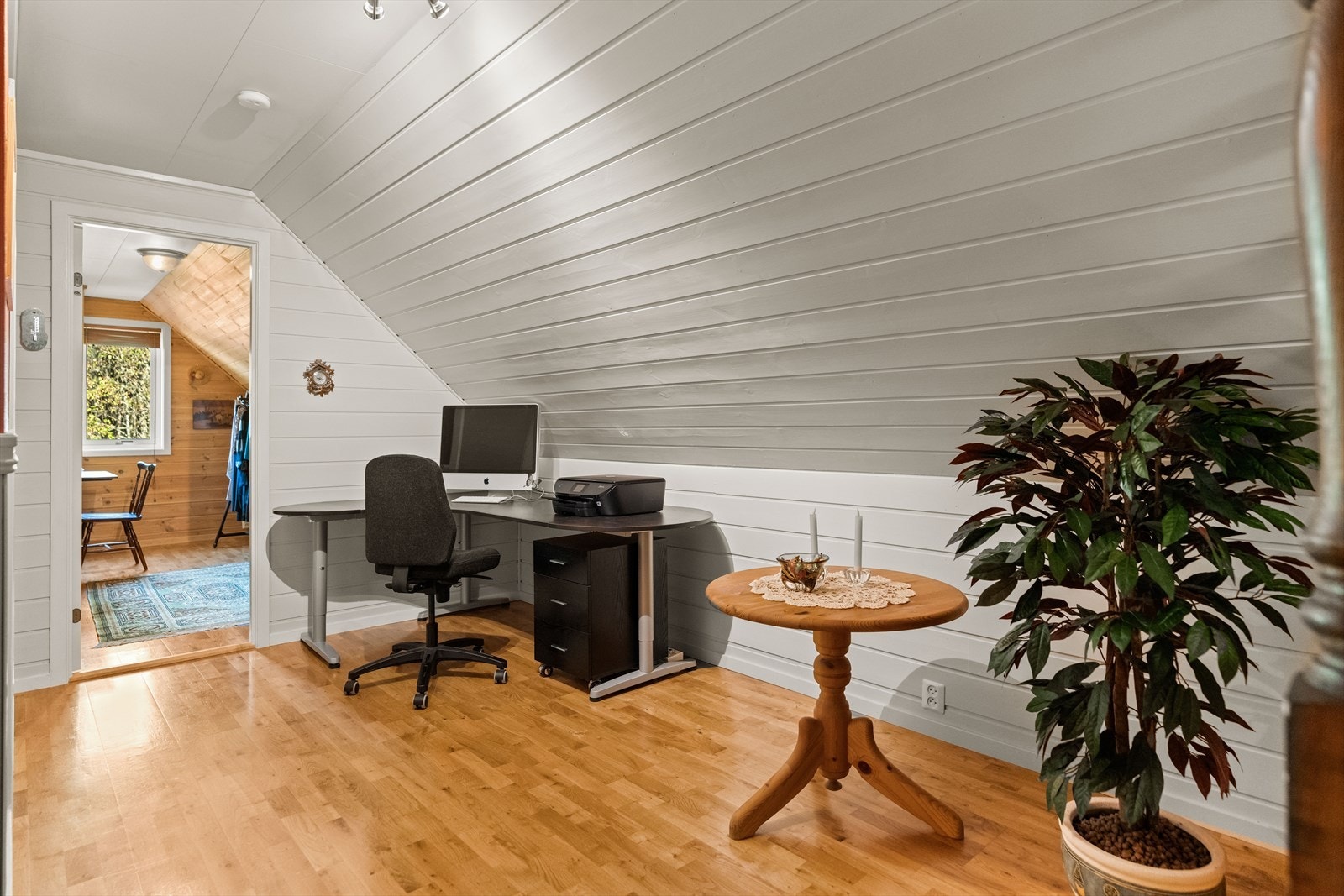 Herfra er det inngang til fire gode soverom, bodareal og et bad. I gangen er det plass til kontorpult og øvrig innredning. Galleribilde