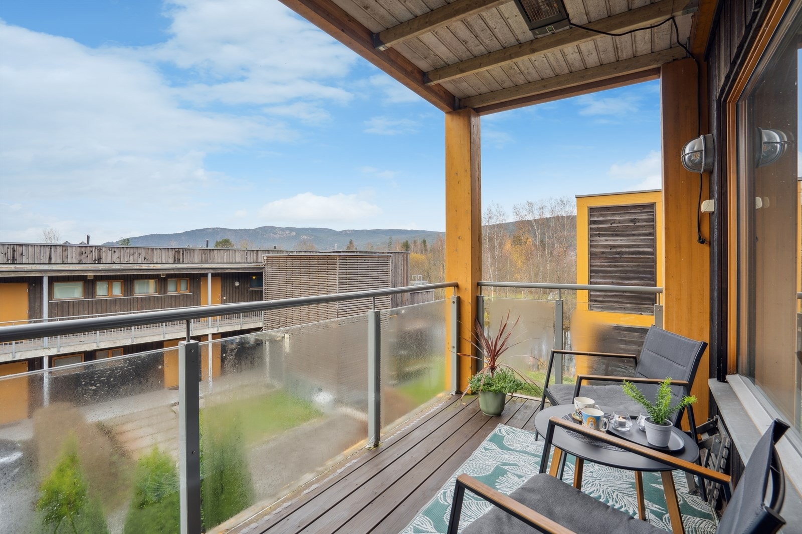 Her kan man nyte lange sommerkvelder og fin utsikt til elva. Galleribilde