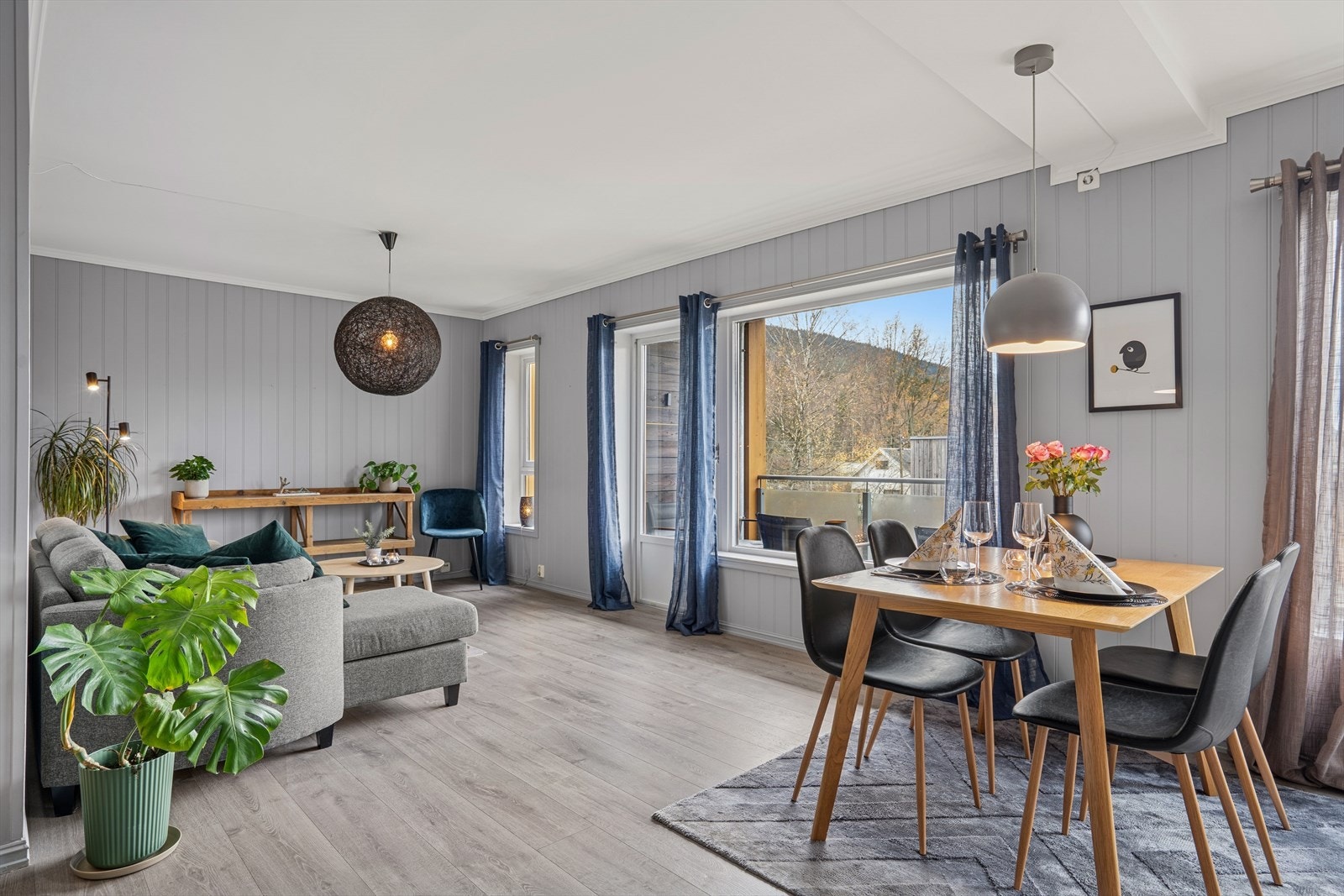 Store vinduer i stuen som gir rikelig med naturlig lys til rommet. Galleribilde