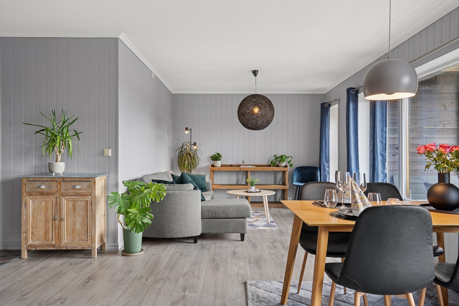 En innbydende og romslig 3-roms toppleilighet beliggende i et hyggelig borettslag, rett ved Drammenselva. Galleribilde