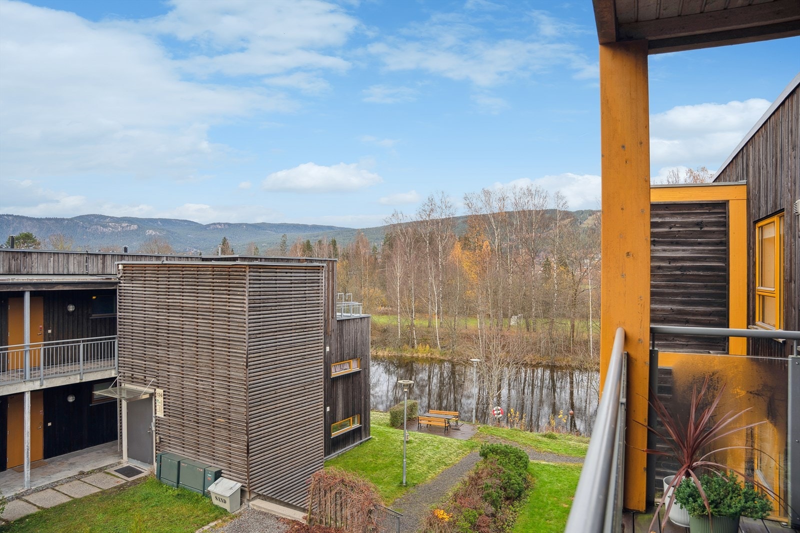 Her kan man nyte lange sommerkvelder og fin utsikt til elva. Galleribilde