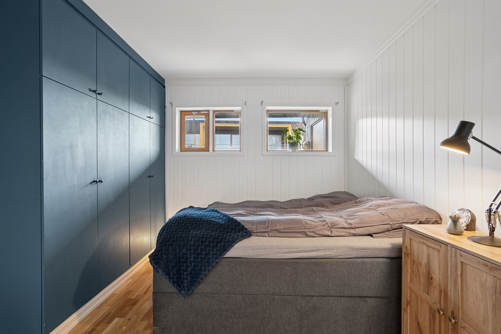 Hovedsoverommet er utstyrt med garderobeskap og har adkomst til innvendig bod. Galleribilde