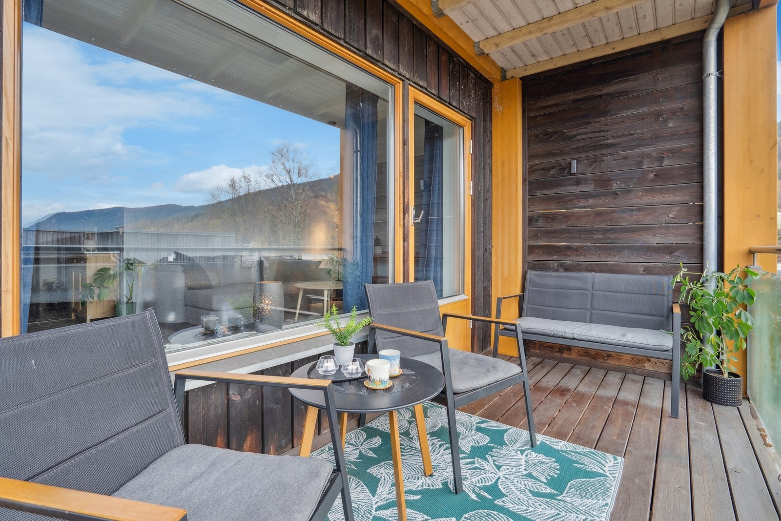 Fra stuen er det også utgang til en takoverbygd balkong på ca. 7 m². Galleribilde