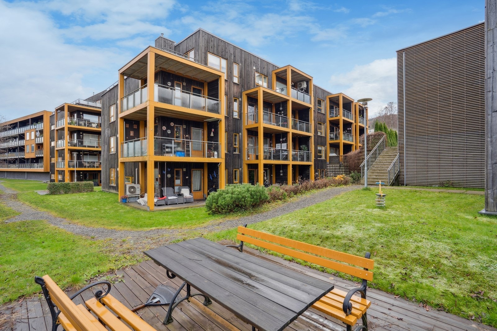 Øvre Eikervei 134 ligger flott til langs Drammenselva og rett ved Sølfastøya. Galleribilde