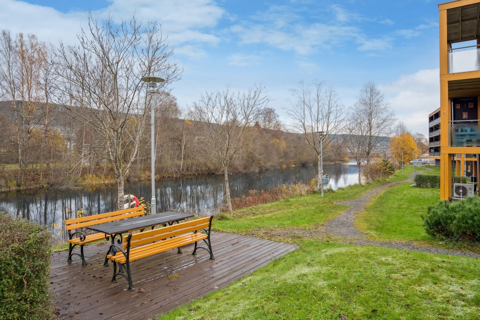 Borettslagets fellesarealer er opparbeidet med plen og prydbusker. Asfaltert innkjørsel og gårdsplass. Store grøntområder med sittegrupper. Fellesarealene har en idyllisk beliggenhet ved elvekanten. Galleribilde