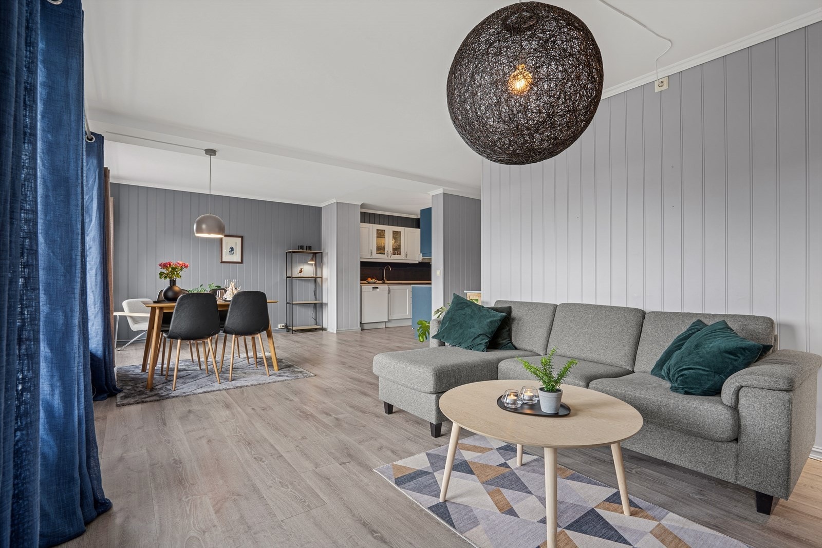 Stuen oppleves som boligens sosiale samlingspunkt. Her er det hyggelig å komme hjem, og å invitere gjester. Galleribilde