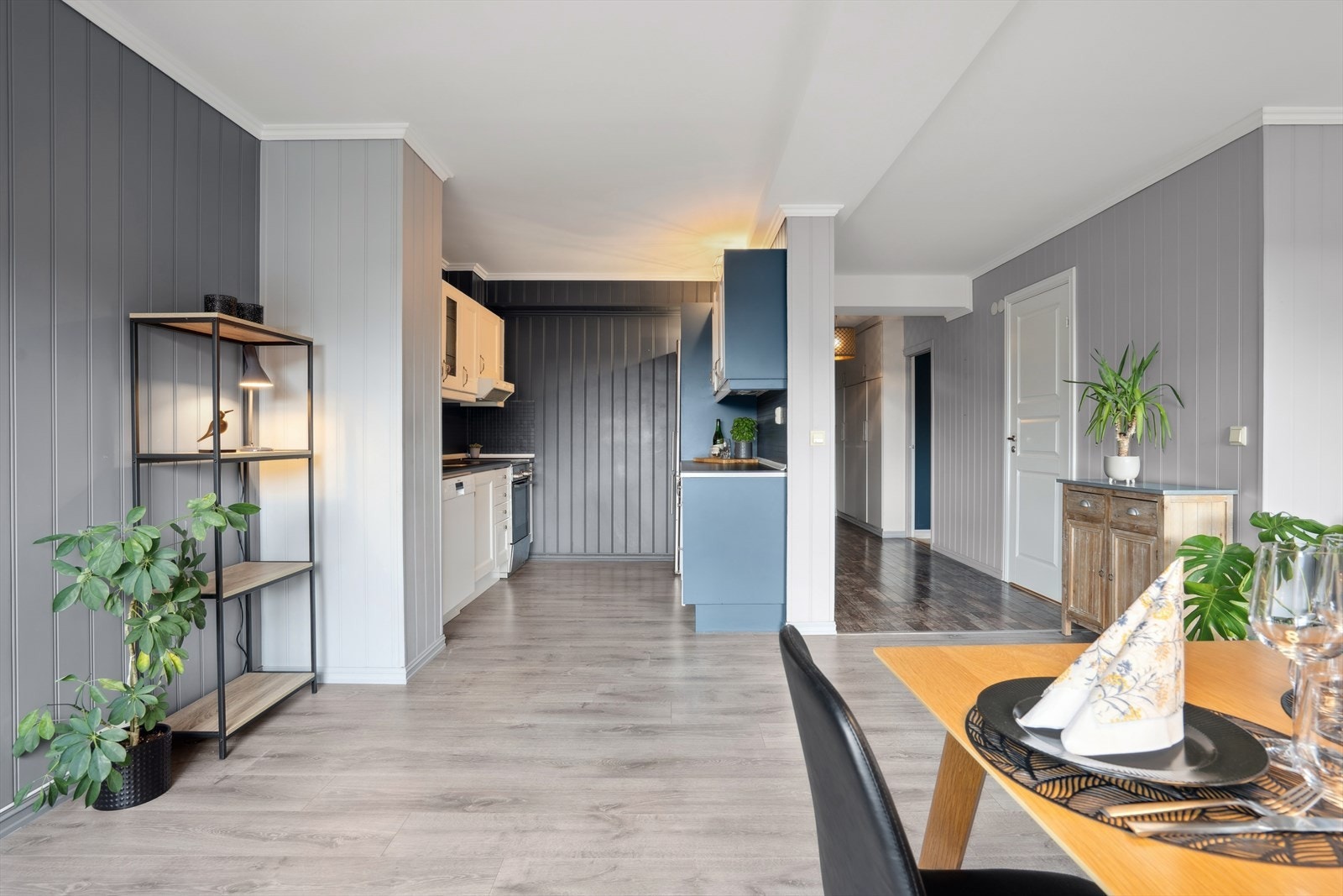 Kjøkkenet er praktisk plassert i åpen løsning til stuen. Galleribilde