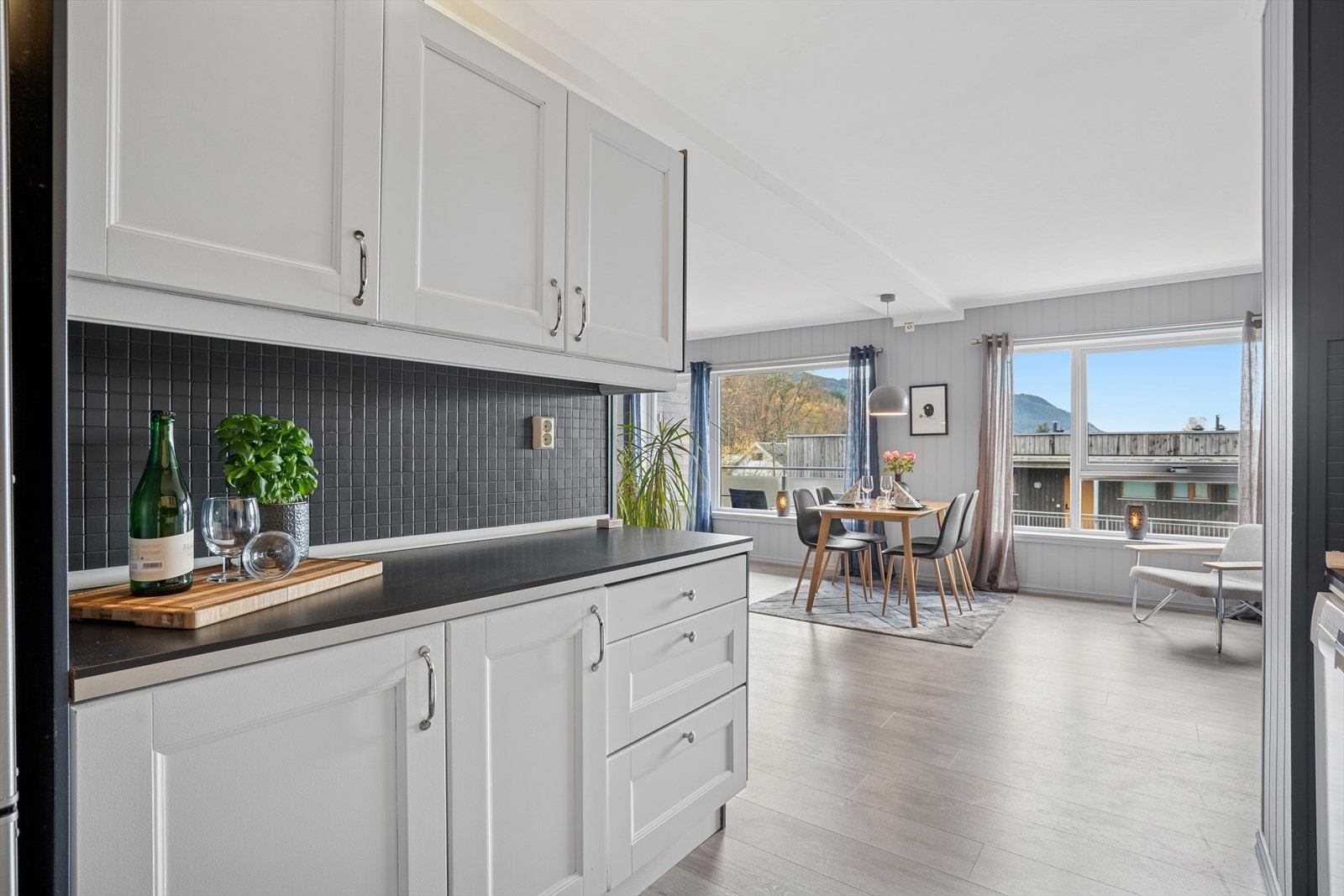 Det er også montert komfyrvakt. Det er avtrekk via mekanisk avtrekkanlegg. Galleribilde