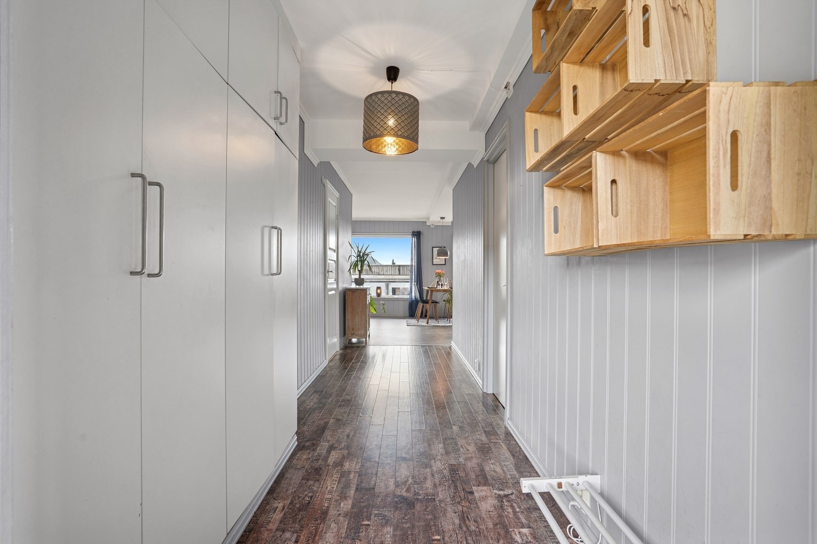 Lys og delikat entré med garderobeskap. Her er det god plass til yttertøy og annet man ønsker å rydde vekk. I gangen er det montert callinganlegg med automatisk døråpner til borettslagets hoveddør. Galleribilde