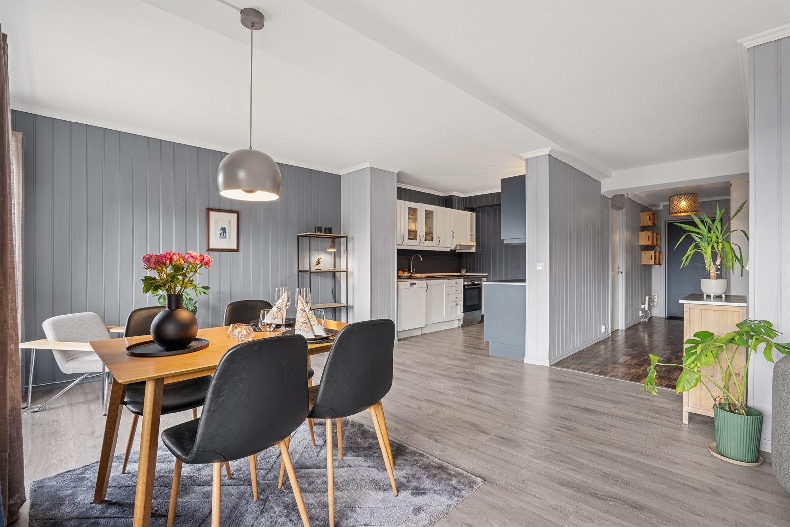 Lekker og romslig stue med flere møbleringsmuligheter. Det er god plass til både spisestue og sofagruppe med tilhørende møblement. Galleribilde